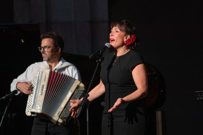 TRIBUTO A EDITH PIAF. Séverine Toffano, vocalista